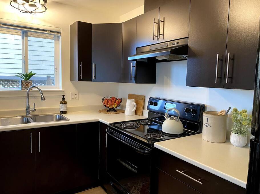 Cozy Lakeview Suite Victoria Exterior foto